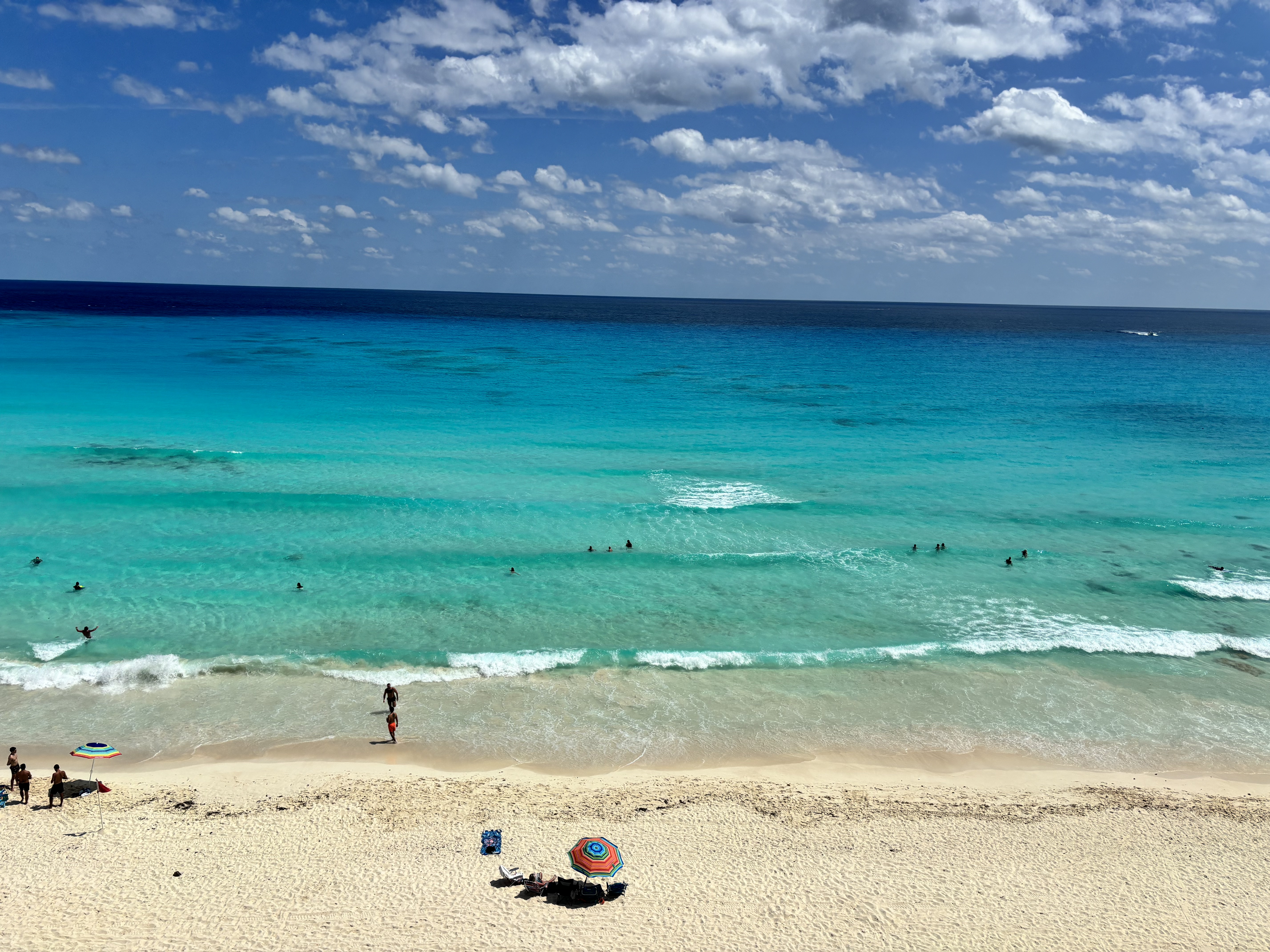 Clear turquoise water at Cancún beach with no seaweed